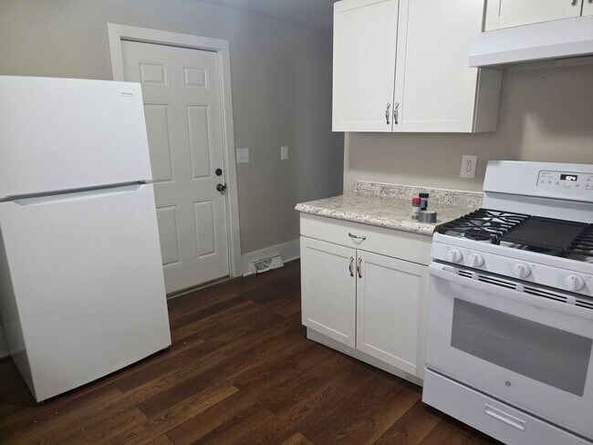 Building Photo - *PENDING* Recently Remodeled 2-Bedroom, 2-Bathroom Home – $1,100/Month - Accepting Section 8