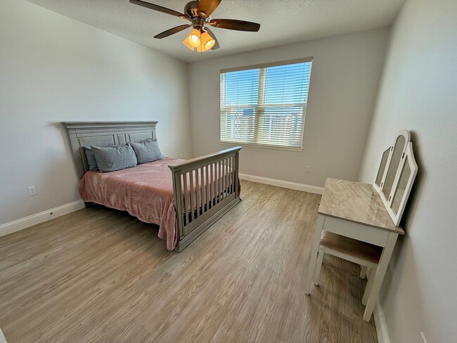 Building Photo - FURNISHED 3/2 AVAILABLE FOR MARCH 1 MOVE-IN!