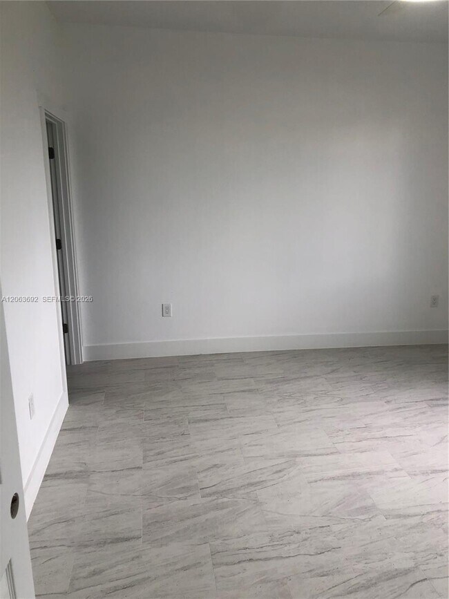 Building Photo - 4568 Golfview Blvd