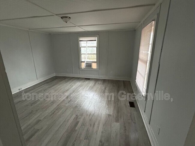 Building Photo - 376 Carney St