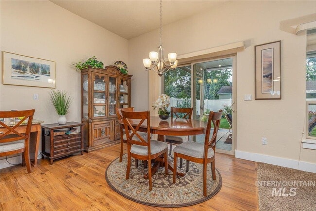 Building Photo - "Charming 3-Bedroom Home with 2 Full Baths in Boise's Sought-After West Dover Heights!"