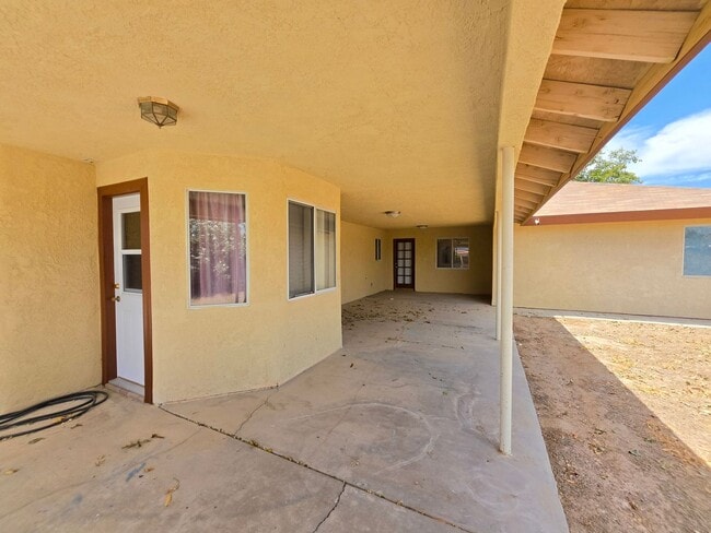 Building Photo - Spacious 4 Bedrooms & 3 Full bathroom Home with Over 2,200 Sq Ft on a Corner Lot!