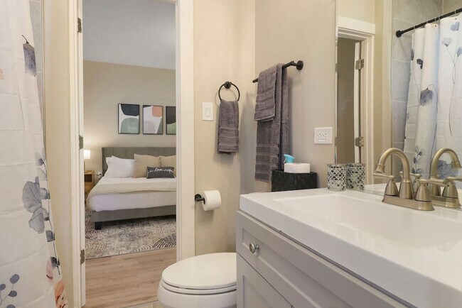 Building Photo - 5015 Main St