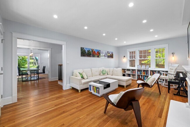 Building Photo - *Beautifully Updated & Spacious 4BD/3.5BA ...