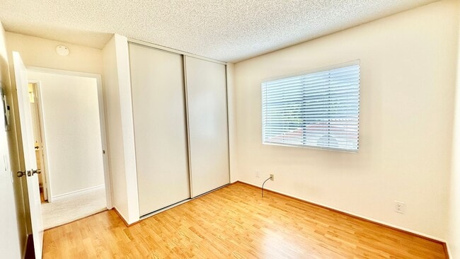Building Photo - Beautiful, End Unit Condo, in the Very Des...
