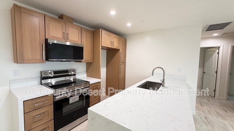 Building Photo - 517 S Mountain View Dr