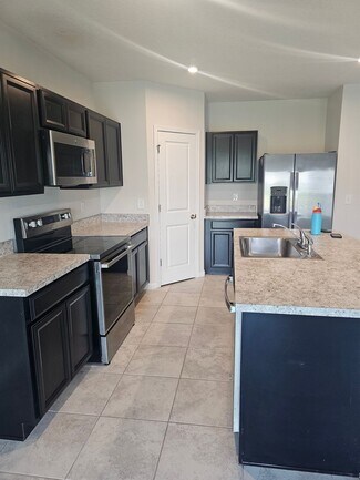 Building Photo - 3 bed 2 bath single family home