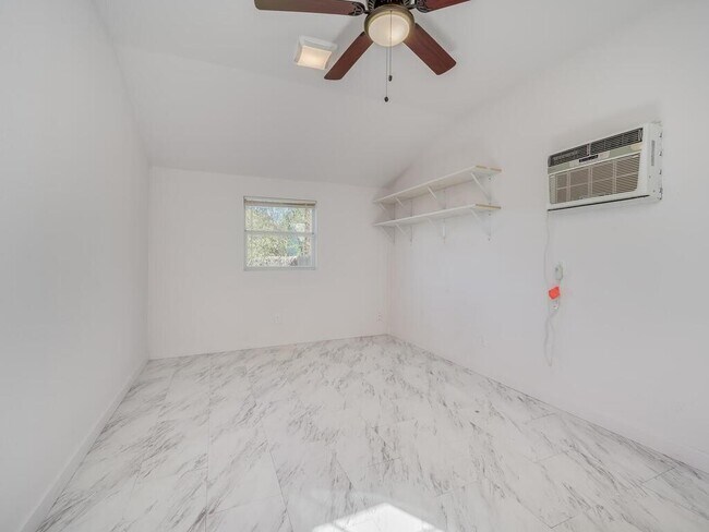 Building Photo - 14806 Longbranch Dr