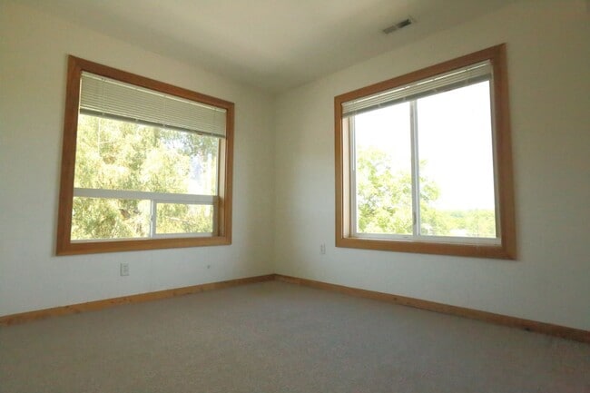 Building Photo - Spacious upper 3-bedroom unit with 2 full ...