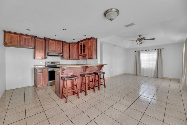 Building Photo - SPACIOUS! LOCATION!