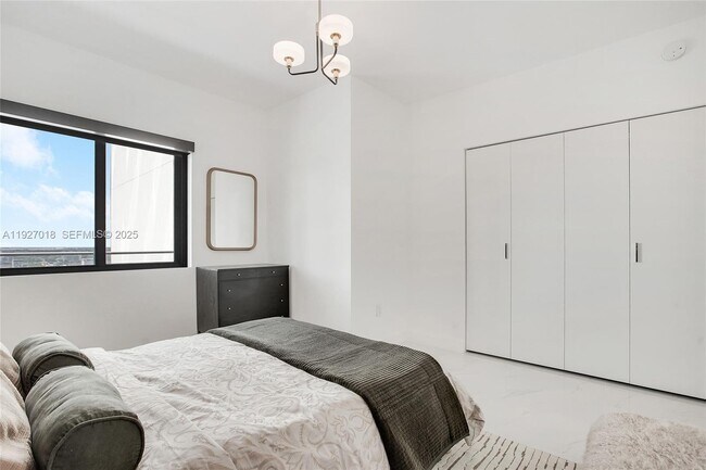 Building Photo - 700 NE 24th St