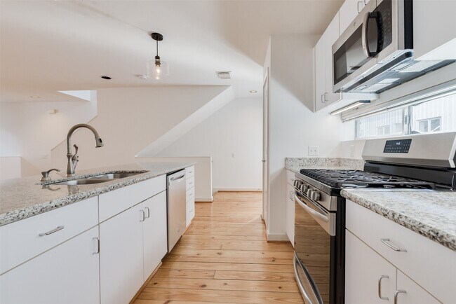 Building Photo - 1637 Tuam St