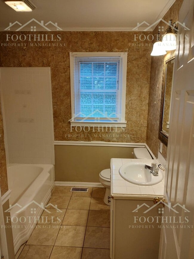 Building Photo - 3-Bed Ranch with Spacious Yard and Modern ...