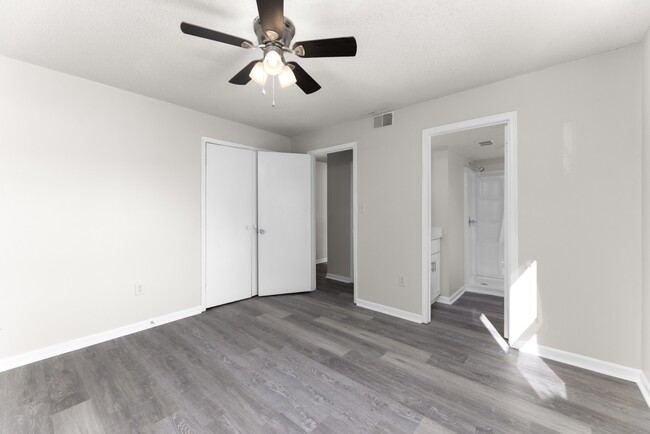 Building Photo - 121 Mark Twain Cir
