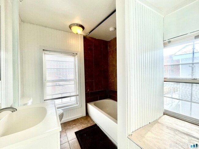 Building Photo - 128 Franklin St