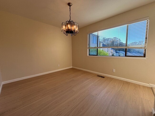 Building Photo - Updated 3BR Townhome in Forest Knolls with parking