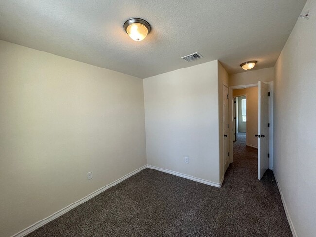 Building Photo - Town home for rent