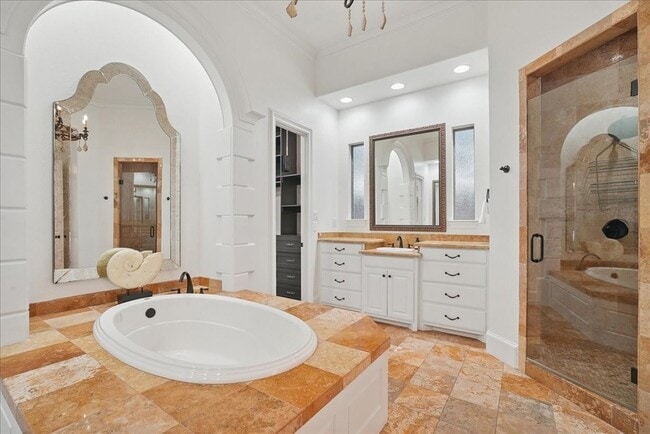 Building Photo - 6807 Lupton Dr