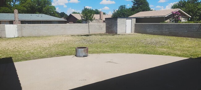 Building Photo - 3 Bed 2 Bath Home!