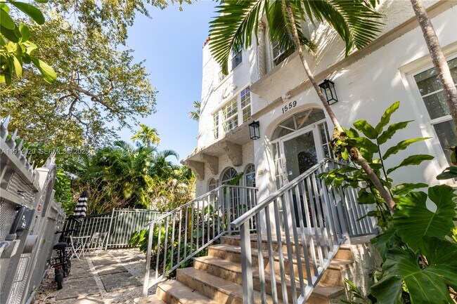 Building Photo - 1559 Michigan Ave