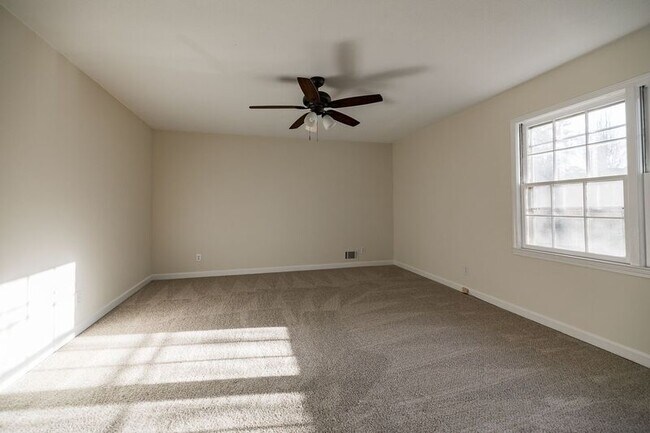 Building Photo - 265 Ponderosa Dr