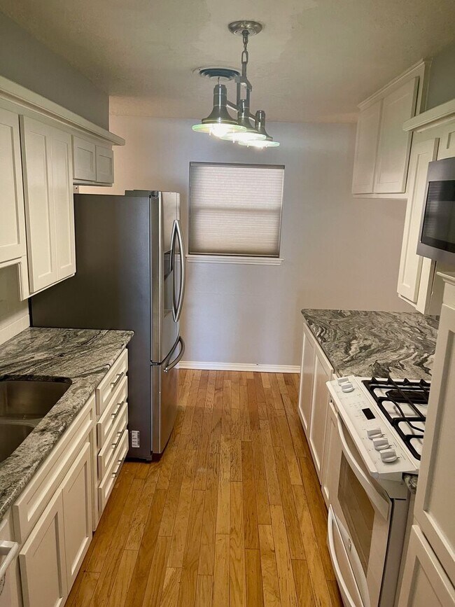 Building Photo - REMODELED HOME ON A QUIET STREET JUST ONE MILE WEST OF OU CAMPUS!