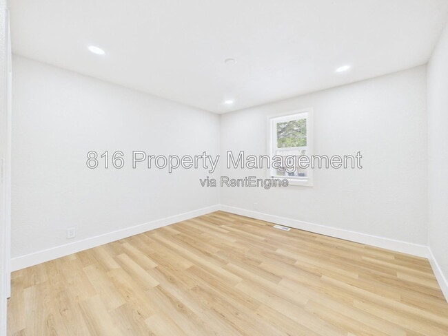 Building Photo - 9524 Manning Ave