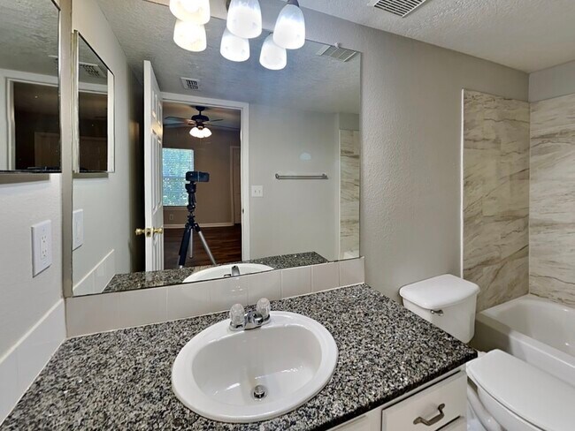 Building Photo - 725 Crest Pines Dr