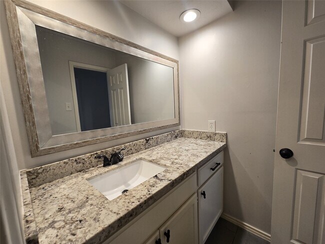 Building Photo - 610 Woodlake Cir