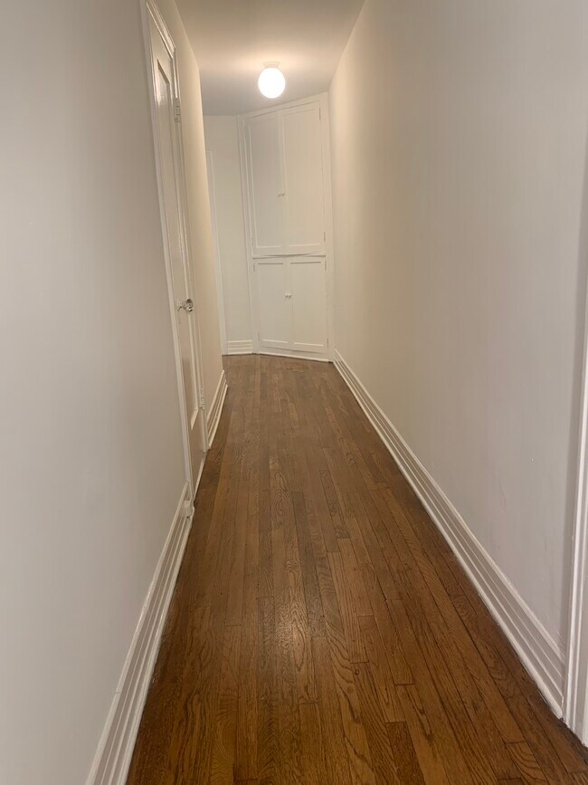 Building Photo - 1010 Havenhurst Dr