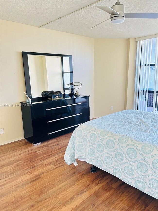 Building Photo - 800 Parkview Dr