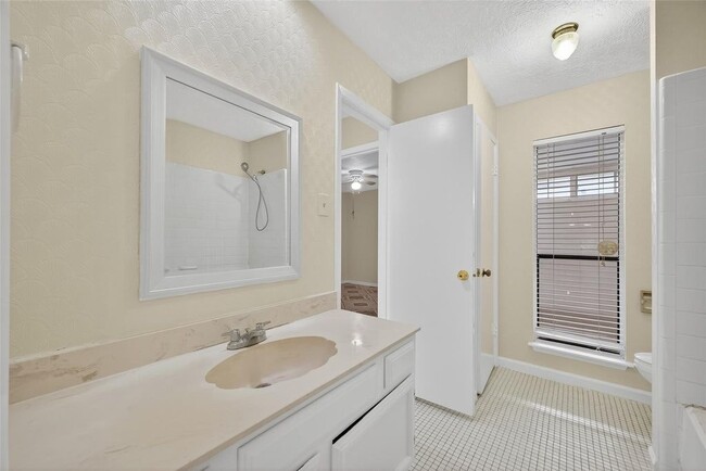 Building Photo - 6415 Grandvale Dr