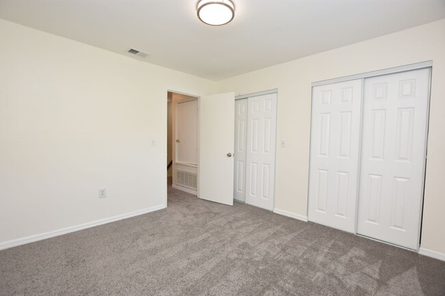 Building Photo - 3/2 Half Duplex in N. Lakeland!
