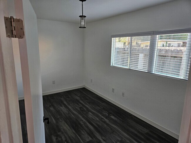Building Photo - Wonderful 1 Bed 1 Bathroom Condo In Escondido - Call Today