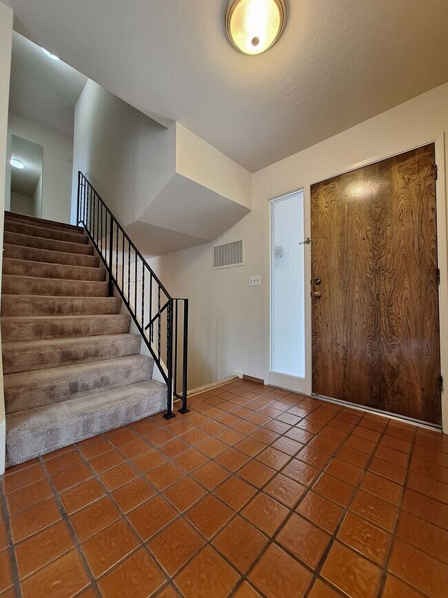 Building Photo - Spacious 4bd Tri-Level Home w/Central Heat...