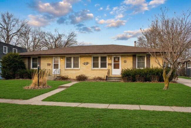 Building Photo - 202 NW Sharmin Dr