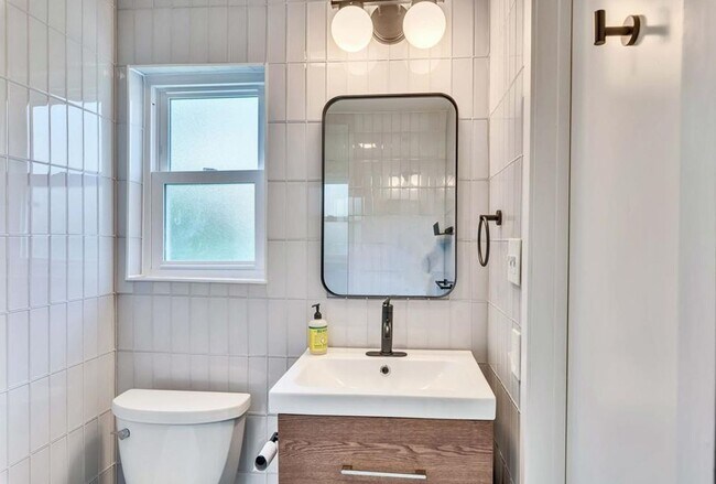 Building Photo - Beautiful 3/2 near Domain