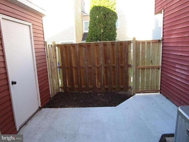 Building Photo - 7291 Coachlight Ct