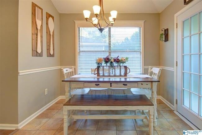 Building Photo - THREE BEDROOM/TWO BATH SPACIOUS RANCH - GR...