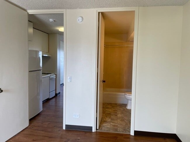 Building Photo - Westview Plaza Condo - Upgraded 1 bedroom,...