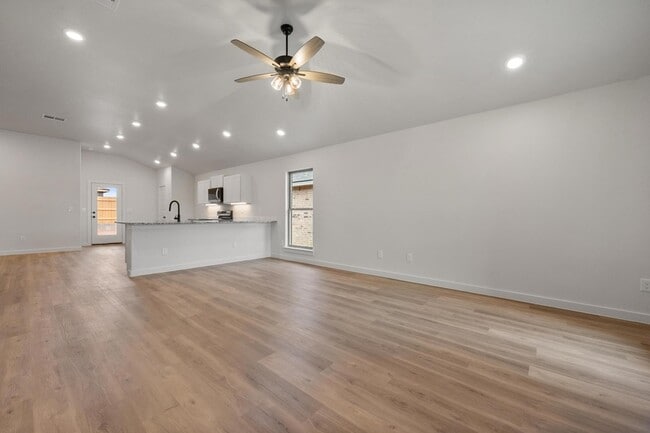 Building Photo - 2025 Cottonwood Ave