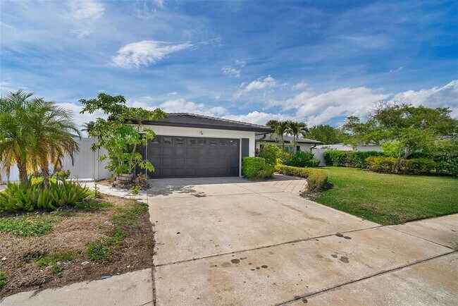 Building Photo - 3944 Doral Dr