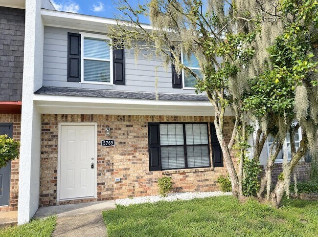 Building Photo - 5769 Dewsbury Ln