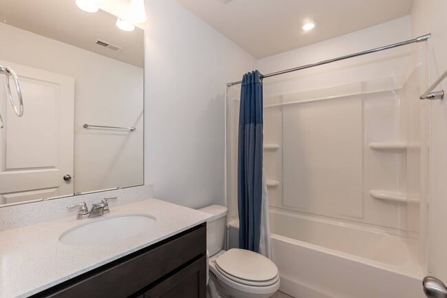 Building Photo - Gorgeous End Unit Townhome!