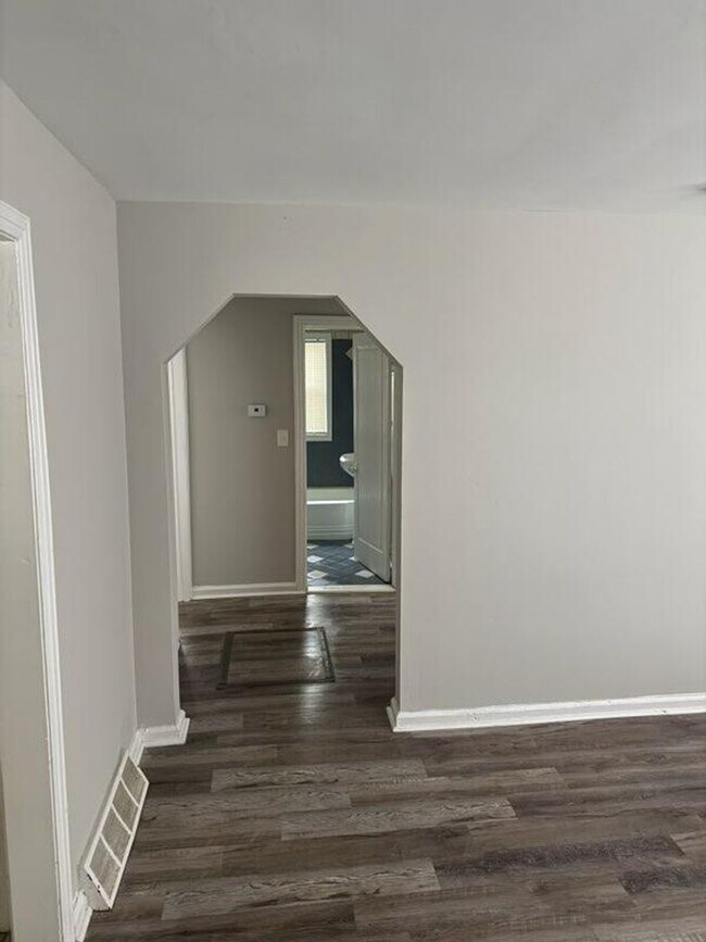 Building Photo - North Pontiac home Available Now!