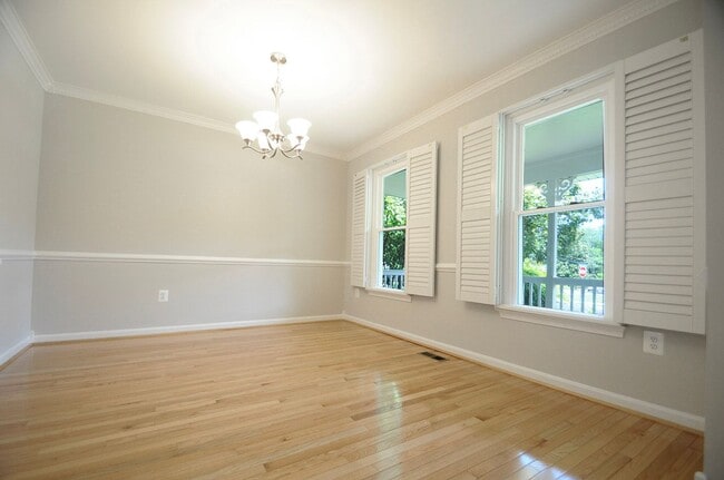Building Photo - Classic 4 Bed 3.5 Single Family Home Sitti...
