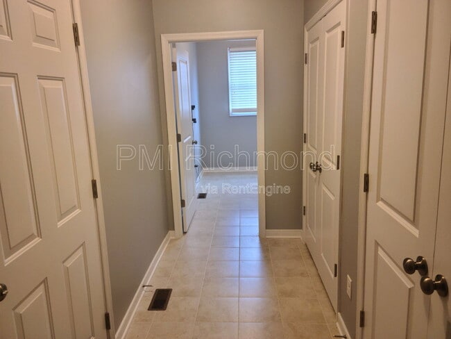 Building Photo - 7183 Yare St
