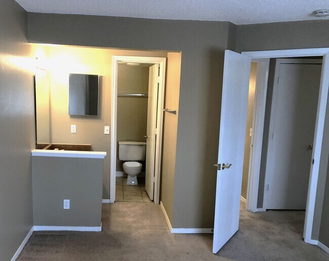 Building Photo - Top-floor Aurora Condominium with New Carpet