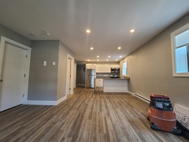 Building Photo - 15 Carson St