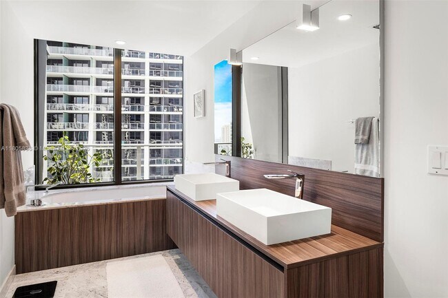 Building Photo - 1000 Brickell Plaza